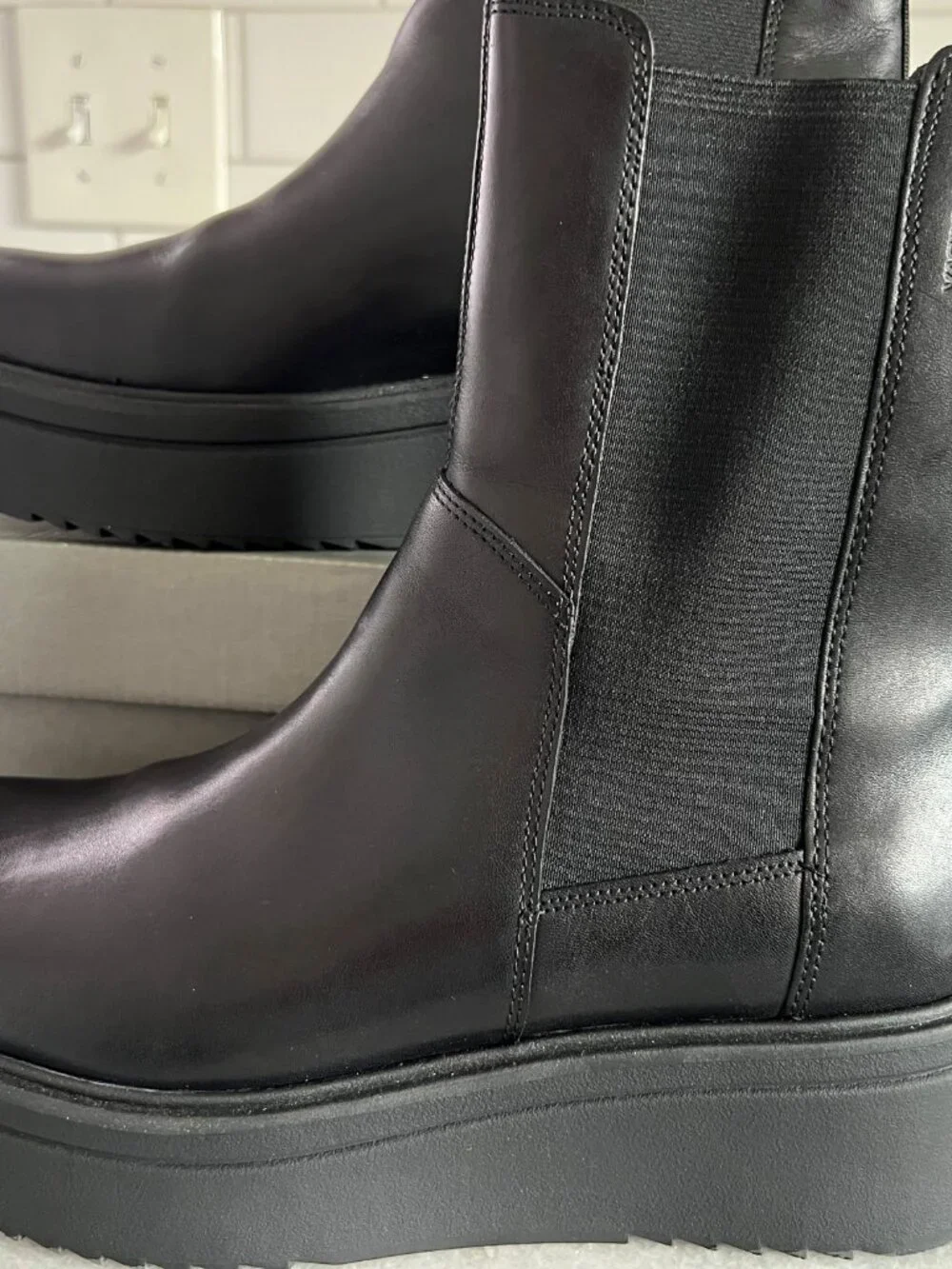 Vagabond Tara Chelsea Boots- Womens Size 9 US